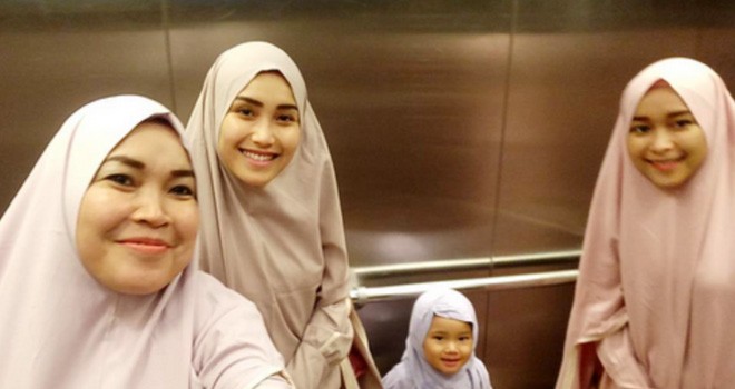 Ayu Ting Ting bersama ibu, adik dan putrinya. Foto Instagram