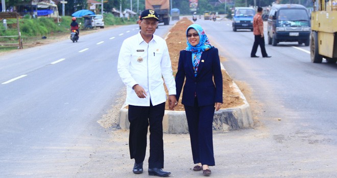 Bupati Tebo, Sikandar dan Ibu Saniatul lativa saat meninjau Jalan Dua Jalur di Kota Tebo