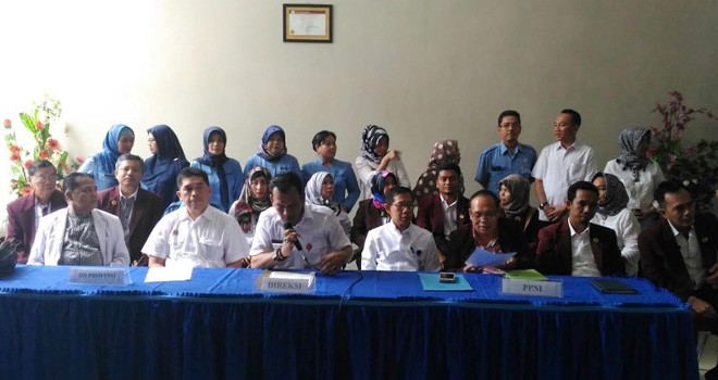 Plt Dirut RSUD Raden Mattaher Drg Iwan Hendrawan,saat menyampaikan permohonan maaf kepada masyarakat Jambi didepan awak media.