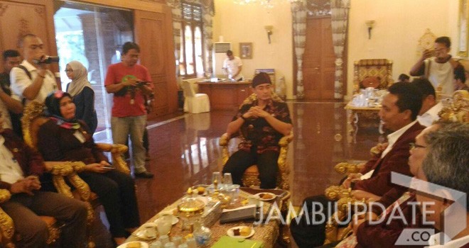 Pertemuan Gubernur Jambi, Zumi Zola dengan Persatuan Perawat Nasional Indonesia (PPNI) Jambi di rumah dinas Gubernur.