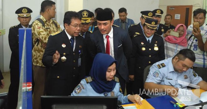 Gubernur Jambi, Zumi Zola bersama Kepala Kanwil Kemenkumham Jambi, Bambang Palasara memantau secara lansung mekanisme pelayanan yang diberikan Imigrasi Kelas II A Jambi.