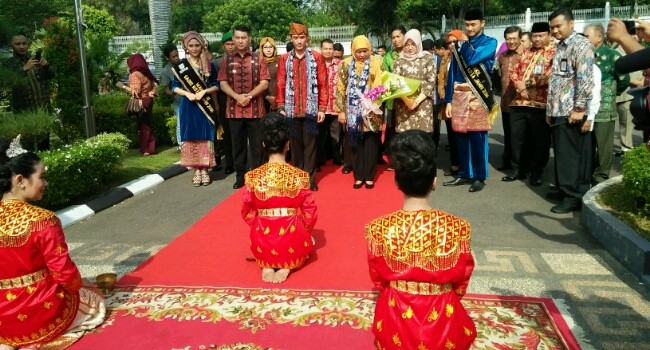 Menteri Sosial Khofifah disambut Gubernur Jambi, Walikota Jambi dan Tarian Jambi.