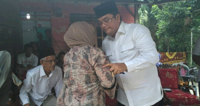 Ivan Wirata bersalaman dengan Guru TK.