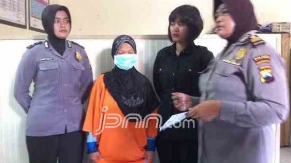 Budiati (berbaju oranya) yang ditangkap Polres Magelang Kota karena ketahuan mencuri tas di masjid. Foto: Radar Kedu/JPG