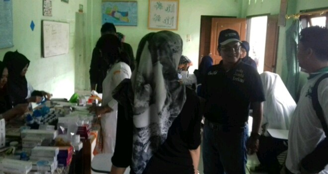 Dokter Maulana saat pengobatan gratis di Kelurahan Eka Jaya