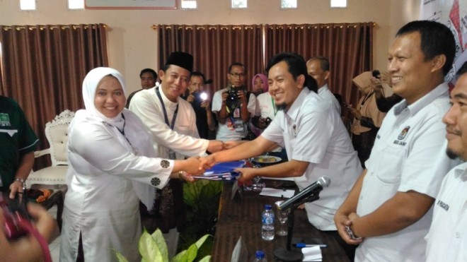 Masnah dan BBS saat pendaftaran di KPU Muaro Jambi.