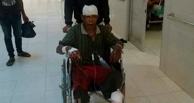 Bahrul (46) (pakai kursi roda-red) saat berada di RSUD Raden Mattaher Jambi untuk mendapat perawaran intensif usai diterkam beruang.