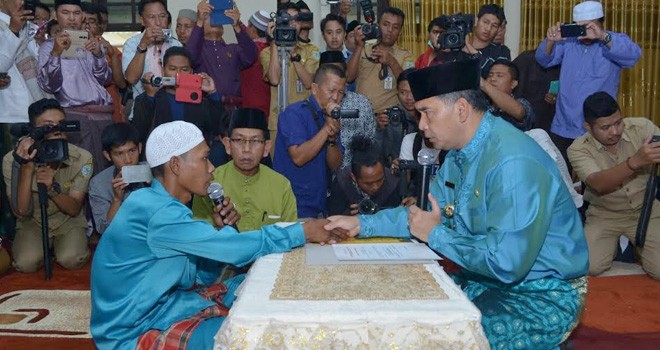 Warga SAD saat mengucapkan 2 kalimat syahadat didepan walikota jambi Sy Fasha.