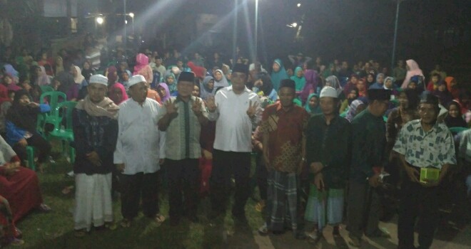 Ivan Wirata(IW) foto bersama masyarkat desa Tanjung Pauh.
