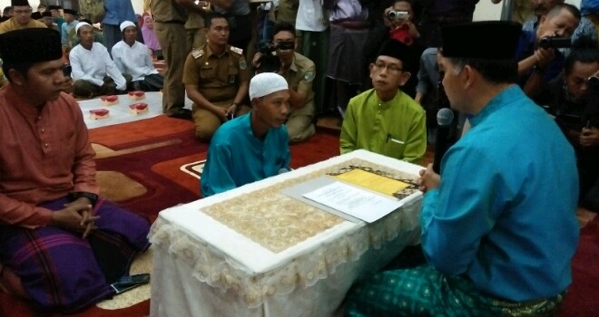 Becayo saat mengucapakan dua kalimah syahadat di Balai adat Kota Jambi.