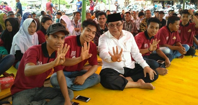 Ivan wirata bersama simpatisannya.