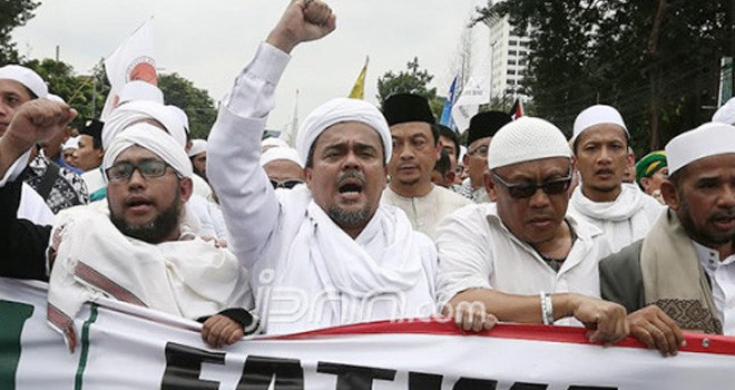 Habib Rizieq Shihab (tengah) saat Aksi Bela Islam II 4 November 2016. Foto: Ricardo/JPNN