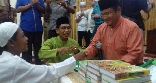 dr Maulana saat prosesi pengislaman SAD di Balat Adat Kota Jambi.