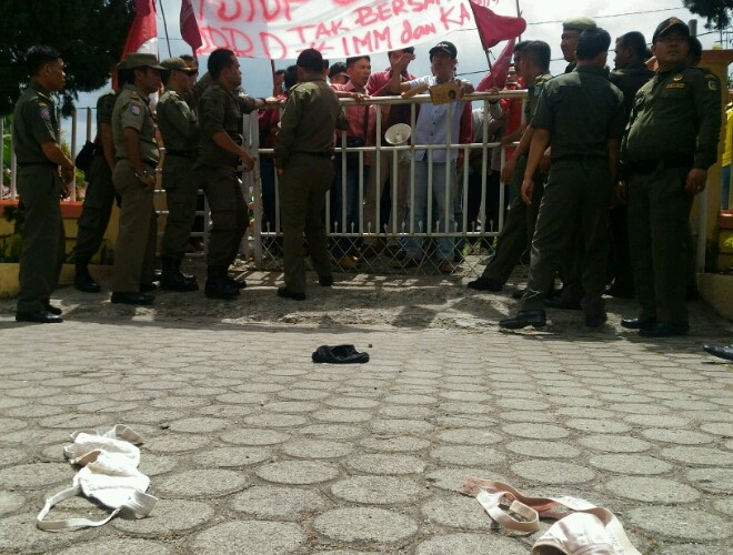 Terlihat Bra dan Celana dalam yang dilempar kedalam kantor DPRD Kerinci.