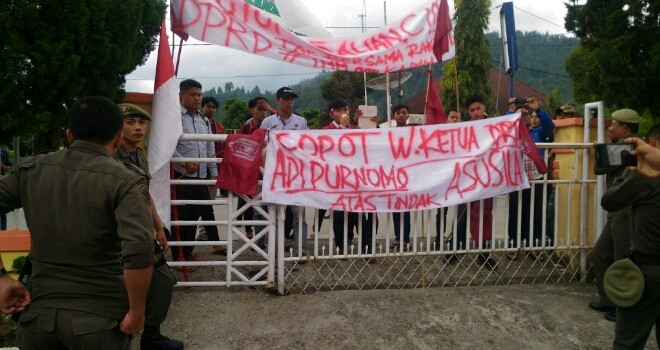 Demo di Kantor DPRD Kerinci.