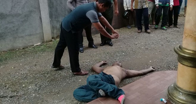 Terlihat mayat seorang pria ditemukan tergeletak di Jalan Pattimura dekat gerbang RSJ.