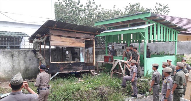 Lapak PKL di Telanaipura dibongkar oleh aparat Satpol pp Kota Jambi.