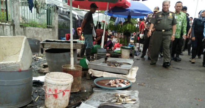 Terlihat pedagang berjualan di badan jalan Pasar Talang Banjar.