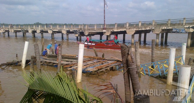 Pelabuhan Apung Ampera di Tungkal.