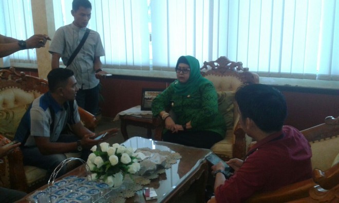 Wakil Bupati, Sofia Joesouf Fattah saat di wawancarai oleh awak media.