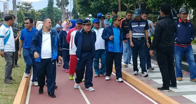 Walikota Sungaipenuh AJB saat meninjau Taman Kota (lapangan Merdeka).