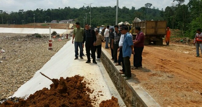 Bupati Muara Bungo, Mashuri saat tinjau tempat pembuangan akhir (TPA) yang baru beroperasi.