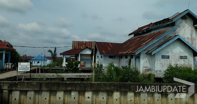 Tempat pelelangan ikan di Kuala Jambi terlihat terbengkalai.