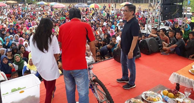 H.Bakri saat memberikan hadiah undian jalan santai di Kasang Pudak.
