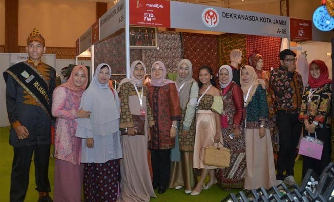 Ketua Dekranasda Kota Jambi Yuliana Fasha didepan stand Dekranasda Kota Jambi pada event JFW 2017.