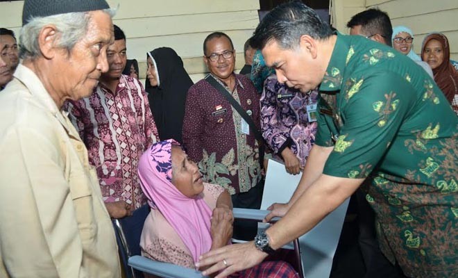 Walikota Jambi, SY Fasha saat memberikan kursi roda gratis kepada penyandang disabilitas yang ada di Kota Jambi.