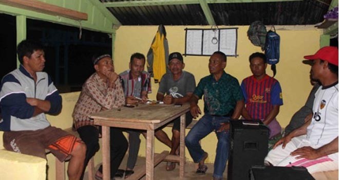 Jajaran Muspika Sekadau Hilir memberikan pengarahan kepada warga yang melakukan ronda malam di salah satu pos ronda di Desa Peniti, Jumat (3/2). Foto: ABDU SYUKRI/Rakyat Kalbar/JPNN.com