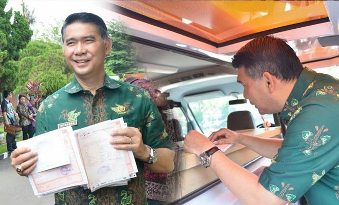 Wali Kota Fasha saat melakukan transaksi pembayaran PBN dan menunjukan tanda lunas SPPT PBB