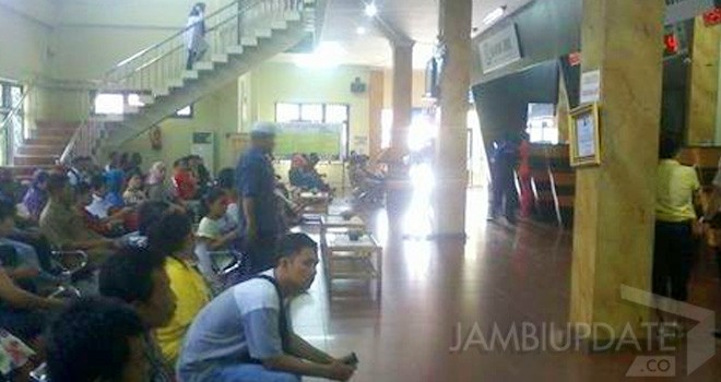 Ratusan warga saat mengantri untuk membayar pajak dan perpanjangan STNK di kantor samsat jambi.