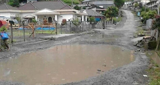 Terlihat jalan di Desa Lempur, Gunung Raya, Kerinci dengan kondisi rusak parah.