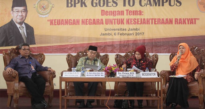 Terlihat Ketua BPK RI, Harry Azhar Aziz bersama Rektor Unja Johni Najwan pada acara BPK Goes to Campus di Universitas Jambi.