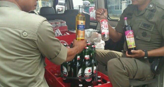 Terlihat petugas dari Satpolpp Kota Jambi razia minuman beralkohol.