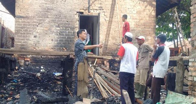 Abun Yani saat menyambangi rumah warga yang mengalami kebakaran.