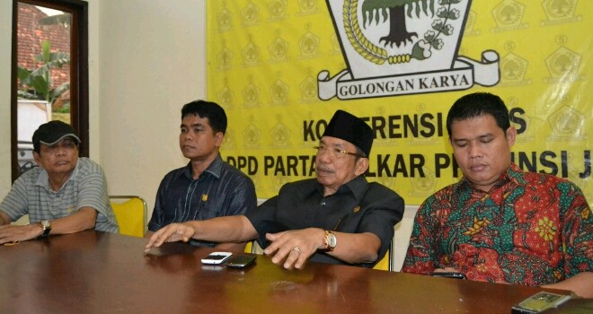 Supardi Nurzain (kanan) bersma ketua DPD I Golkar Jambi, Zoerman Manap saat menggelar konprensi pers. Jelang Musda, Golkar Meringin siapkan Muscam.