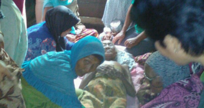 Terlihat warga memadati rumah duka setelah nenek ditemukan pasca tenggelam di Sungai Batanghari.