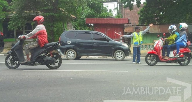 Abdur Rahman, yang tengah mengatur lalu lintas. 