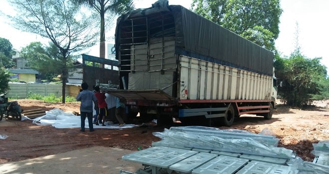 Truk yang mengangkut alat kesehatan masuk ke Kota Jambi tanpa mengantongi izin.