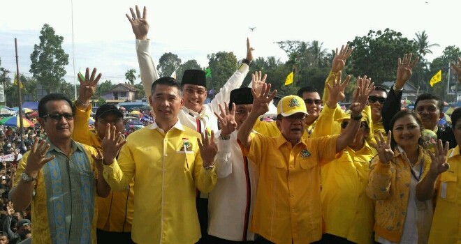 Tampak Ketua Harian DPD I Golkar Provinsi Jambi, Sy Fasha bersama elit Partai Golkar menghadiri kampanye akbar pasangan Idola di Sungai Bahar.