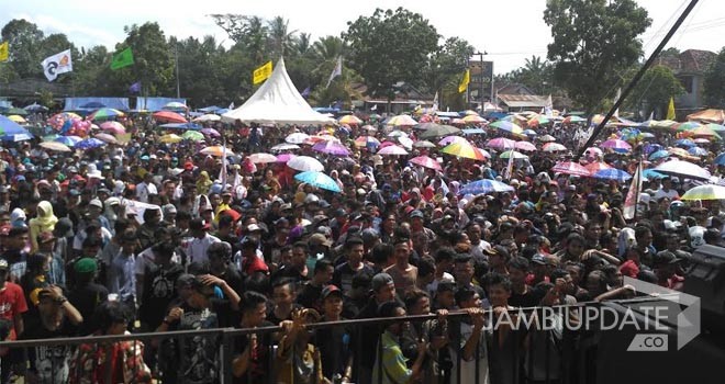 Ribuan massa menghadiri kampanye akbar Pasangan Idola di Sungai Bahar.