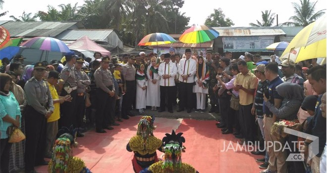 Pasangan Idola saat disambut dengan tarian dalam rangka kampanye akbar di Sungai Bahar.