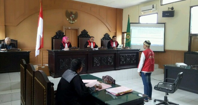 Terlihat Pengadilan Negeri Muara Bulian menggunakan proyektor untuk baca dan tayangkan putusan.