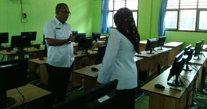 SMP Negeri 21 Tanjabtim sedang melakukan persiapan UNBK.