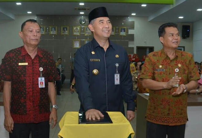 Walikota Jambi, SY Fasha meletakkan telapak tangan pada screen tanda launching system aplikasi.