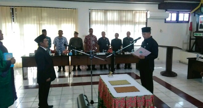Walikota Jambi, Sy Fasha saat melantikDirektur teknik di Perusahaan Daerah Air Minum (PDAM) tirta Mayang Kota Jambi, Sasli Rais.