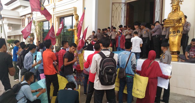 Puluhan pendemo menyampaikan tuntutan satu tahun kepemimpinan Zumi Zola-Fachrori menjadi Gubernur Jambi di Gedung DPRD.
