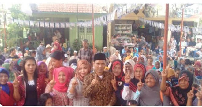 Abun Yani bersama simpatisannya di Kecamatan Maro Sebo.